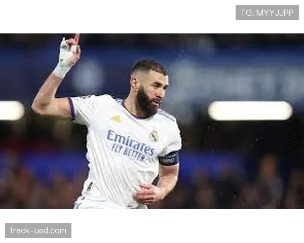 本泽马与莱万的终结模式演变：从单点核心到体系化分散